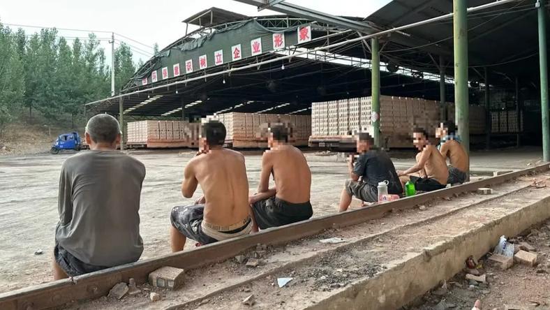 “他们被像水牛一样买卖”:上官正义撕开黑砖厂的真相